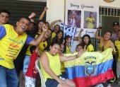 La familia de Jeremy Sarmiento viendo el partido de la Tricolor en Guayaquil.
