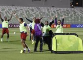 Los jugadores de la selección de Costa Rica disputan un partidillo con voluntarios de la FIFA previo a su entrenamiento.