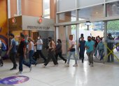 Fila. Decenas de visitantes llegaron antes de las 06:00 al Mall del Sol.