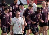 Al Ruwais (Qatar), 19/11/2022.- Germany"s head coach Hansi Flick leads his team"s training session in Al Ruwais, Qatar, 19 November 2022. The FIFA World Cup Qatar 2022 will take place from 20 November to 18 December 2022 in Qatar. (Mundial de Fútbol, Alemania, Catar) EFE/EPA/FRIEDEMANN VOGEL
