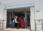 Una paciente y su hija revisan las medicinas que les entregaron en la farmacia de consulta externa del Hospital Teodoro Maldonado Carbo