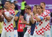 Luka Modric (R) de Croacia reacciona después del partido de fútbol del grupo F de la Copa Mundial de la FIFA 2022 entre Marruecos y Croacia en el estadio Al Bayt en Al Khor, Qatar.