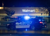 Agentes de policía trabajan en la escena de un tiroteo masivo en el Walmart Supercenter en Chesapeake, Virginia, este 23 de noviembre de 2022.EFE/EPA/Shawn Thew
