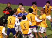 Takuma Asano (C) of Japan is celebrated by teammates after he scored his team"s second goal during the FIFA World Cup 2022 group E soccer match between Germany and Japan at Khalifa International Stadium in Doha, Qatar, 23 November 2022. (Mundial de Fútbol, Alemania, Japón, Qatar)