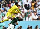 Lusail (Qatar), 22/11/2022.- Saudi Arabia"s goalkeeper Mohammed Al-Owais (up) collides with teammate Yasser Al-Shahrani (bottom) during the FIFA World Cup 2022 group C soccer match between Argentina and Saudi Arabia at Lusail Stadium in Lusail, Qatar, 22 November 2022. (Mundial de Fútbol, Arabia Saudita, Estados Unidos, Catar) EFE/EPA/Noushad Thekkayil