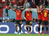 Michy Batshuayi (izquierda) celebra el único gol del partido ante Canadá, en partido válido por el grupo F de la Copa del Mundo.