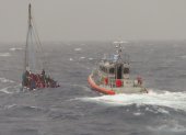 Fotografía divulgada por la división sureste de la Guardia Costera de Estados Unidos donde se aprecia unos de sus botes mientras acude a rescatar unos inmigrantes hacinados en un velero cerca de Cayo Rodríguez, al este de Cayo Largo en el sur de Florida (EE. UU). La Guardia Costera de Estados Unidos rescató este lunes a 22 migrantes, entre ellos varios niños, que viajaban en un velero "sobrecargado" con olas de hasta 3 metros cerca de los Cayo de Florida, mientras continúa la búsqueda de otros desaparecidos en un naufragio ocurrido la noche del sábado. EFE/USCG Southeast /SOLO USO EDITORIAL/NO VENTAS/SOLO DISPONIBLE PARA ILUSTRAR LA NOTICIA QUE ACOMPAÑA/CRÉDITO OBLIGATORIO