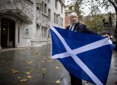Un activista sostiene una bandera escocesa frente a la Corte Suprema del Reino Unido en Londres este 23 de noviembre de 2022. EFE /TOLGA AKMEN