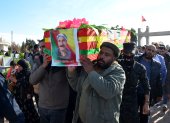Kurdos llevan el ataúd de un hombre que murió en un ataque aéreo turco durante una procesión fúnebre en la ciudad de Dayrik, cerca de la triple frontera entre Siria, Irak y Turquía este 21 de noviembre. EFE/EPA/AHMED MARDNLI