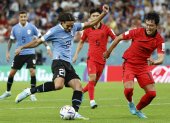 Edinson Cavani (i) de Uruguay disputa un balón con Kim Young-gwon de Corea del Sur hoy, en un partido de la fase de grupos del Mundial de Fútbol Qatar 2022 entre Uruguay y Corea del Sur en el estadio Ciudad de la Educación en Rayán (Qatar).