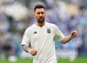 Lusail (Qatar), 22/11/2022.- Lionel Messi of Argentina warms up for the FIFA World Cup 2022 group C soccer match between Argentina and Saudi Arabia at Lusail Stadium in Lusail, Qatar, 22 November 2022. (Mundial de Fútbol, Arabia Saudita, Estados Unidos, Catar) EFE/EPA/Noushad Thekkayil