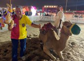 El hincha tricolor, Ecuador Echeverría, posa con un camello junto al suyo de juguete.