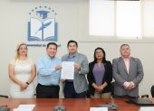 Los representantes de la Universidad de Guayaquil y de la Cámara de Turismo del Guayas firmaron un convenio.