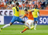 NED38. Amsterdam (Netherlands), 17/05/2014.- Dutch national soccer player Memphis Depay (C) fights for the ball against Frickson Erazo from Ecuador during the friendly soccer match Holland against Ecuador in Amsterdam, The Netherlands, 17 May 2014. (Futbol, Amistoso) EFE/EPA/KOEN VAN WEEL
