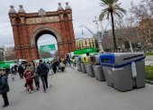 Contenedores de recogida de residuos en Barcelona.  /Enric Fontcuberta