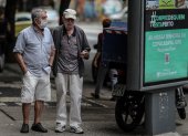 Un adulto mayor ayuda a caminar a un anciano, en Río de Janeiro (Brasil), en una fotograía de archivo.