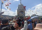 Quisapincha. Hombres y mujeres lanzan flores a sus santos locales.