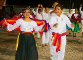Celebración. Estudiantes participan de los festejos.