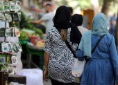 Mujeres iraníes pasean por el centro de Teheran. EFE/EPA/ABEDIN TAHERKENAREH