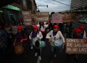 Grupos de mujeres marchan con motivo del Día Internacional por la Eliminación de la Violencia contra la Mujer hoy, en Quito (Ecuador)