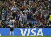 Lionel Messi (i) de Argentina celebra un gol en un partido de la fase de grupos del Mundial de Fútbol Qatar 2022 entre Argentina y México en el estadio de Lusail
