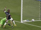 Enner Valencia, de Ecuador, marca en el partido contra Países Bajos del Mundial en el Khalifa International Stadium de Doha.