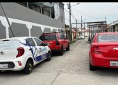 Los carros parqueados obstaculizan el ingreso y salida de los residentes de Samanes 5.