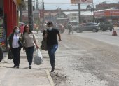 Nube gris. Los vehículos que circulan por esta gran avenida levantan polvo. Los transeúntes intentan esquivarlo con el uso de la mascarilla, pero en unos casos es inevitable inhalarlo.