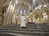 El padre Francisco Sojos busca hacer brillar la capilla del Santísimo y de ahí extender su mantenimiento a la Catedral.