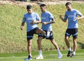 El delantero Luis Suárez (i) durante el entrenamiento de la selección uruguaya celebrado en las instalaciones de Al Erssal en Doha.