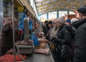 Ucrania.- En los mercados se ven muchos compradores y pocos productos en el mercado.