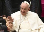 El Papa Francisco saluda a los fieles durante una audiencia a los miembros de la Escuela de la Paz en el Aula Pablo VI del Vaticano. EFE