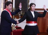 El presidente de Perú, Pedro Castillo, junto a la presidenta de los ministros, Betssy Chávez.