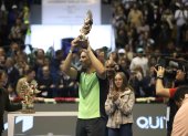 Rafael Nadal recibió una réplica de la virgen de Legarda tras el juego de exhibición ante Casper Ruud.