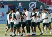 Jugadores de la selección mexicana participan en el entrenamiento del equipo celebrado en las el estadio Al Khor en Doha para preparar su partido contra Argentina correspondiente a la segunda jornada de la fase de grupos del Mundial de Qatar.