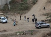 Noroeste. Elementos policiales recorren una de las escenas del crimen, en uno de los barrios de la periferia de Guayaquil.
