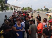 Un grupo de migrantes centroamericanos a la espera de poder salir en caravana a la frontera norte hoy, en la ciudad de Tapachula, estado de Chiapas (México). EFE/Juan Manuel Blanco
