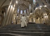 El padre Francisco Sojos ha emprendido, desde hace tres meses, una restauración y mantenimiento de la Catedral de Guayaquil.