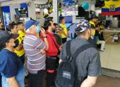 Hinchas ecuatorianos ponen pausa a sus actividades para ver el partido