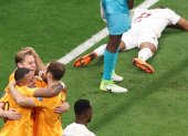 Frenkie De Jong (2-L) celebra con sus compañerossu gol en el estadio Al Bayt Estadio.