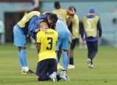 Piero Hincapié de Ecuador reacciona hoy, al final de un partido de la fase de grupos del Mundial de Fútbol Qatar 2022 entre Ecuador y Senegal en el estadio Internacional Jalifa en Doha (Qatar).