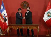 El presidente peruano, Pedro Castillo (i), junto a su homólogo chileno, Gabriel Boric (d), posan para fotos durante el IV Gabinete Binacional Chile-Perú, hoy, en el palacio presidencial de La Moneda, en Santiago (Chile). EFE/Elvis González