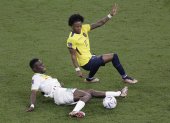 Angelo Preciado (arriba) de Ecuador disputa un balón con Ismaila Sarr de Senegal.