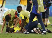 Moisés Caicedo, seleccionado ecuatoriano, llora desconsoladamente en el césped del estadio Internacional Khalifa mientras sus compañeros tratan de darle ánimos luego de la eliminación de la Tricolor del Mundial de Qatar.