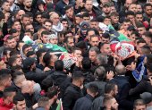 Palestinos asisten al funeral de los hermanos Jawad y Thafer Al-Remawi en la aldea de Beit Rema, cerca de la ciudad cisjordana de Ramallah, el 29 de noviembre de 2022. EFE/EPA/ALAA BADARNEH