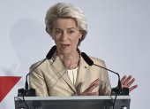 la presidenta de la Comisión Europea, Ursula von der Leyen, durante la cumbre informal de la UE en Praga, República Checa, el 7 de octubre de 2022. EFE/EPA/MARTIN DIVISEK