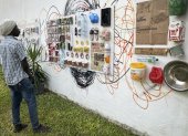 Decenas de botes arrojados a la basura envasados al vacío se exponen en el Instituto Cervantes de Dakar junto a las fotografías de sus consumidores, un proyecto del colectivo español Basurama ./