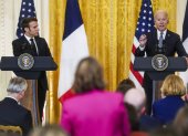 El presidente de Estados Unidos Joe Biden (d), y el presidente de Francia, Emmanuel Macron (i), hablan en una conferencia de prensa, este 1 de diciembre de 2022. EFE/EPA/Shawn Thew