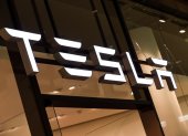Tesla ha señalado que el Semi tiene una autonomía de 800 km y que cuenta con un sistema rápido de carga de batería que es superior al de sus competidores. En la imagen un registro de archivo de un logo de la automotriz eléctrica estadounidense Tesla.