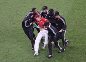 Doha (Qatar), 30/11/2022.- Security detain a pitch invader during the FIFA World Cup 2022 group D soccer match between Tunisia and France at Education City Stadium in Doha, Qatar, 30 November 2022. (Mundial de Fútbol, Francia, Túnez, Túnez, Catar) EFE/EPA/Mohamed Messara